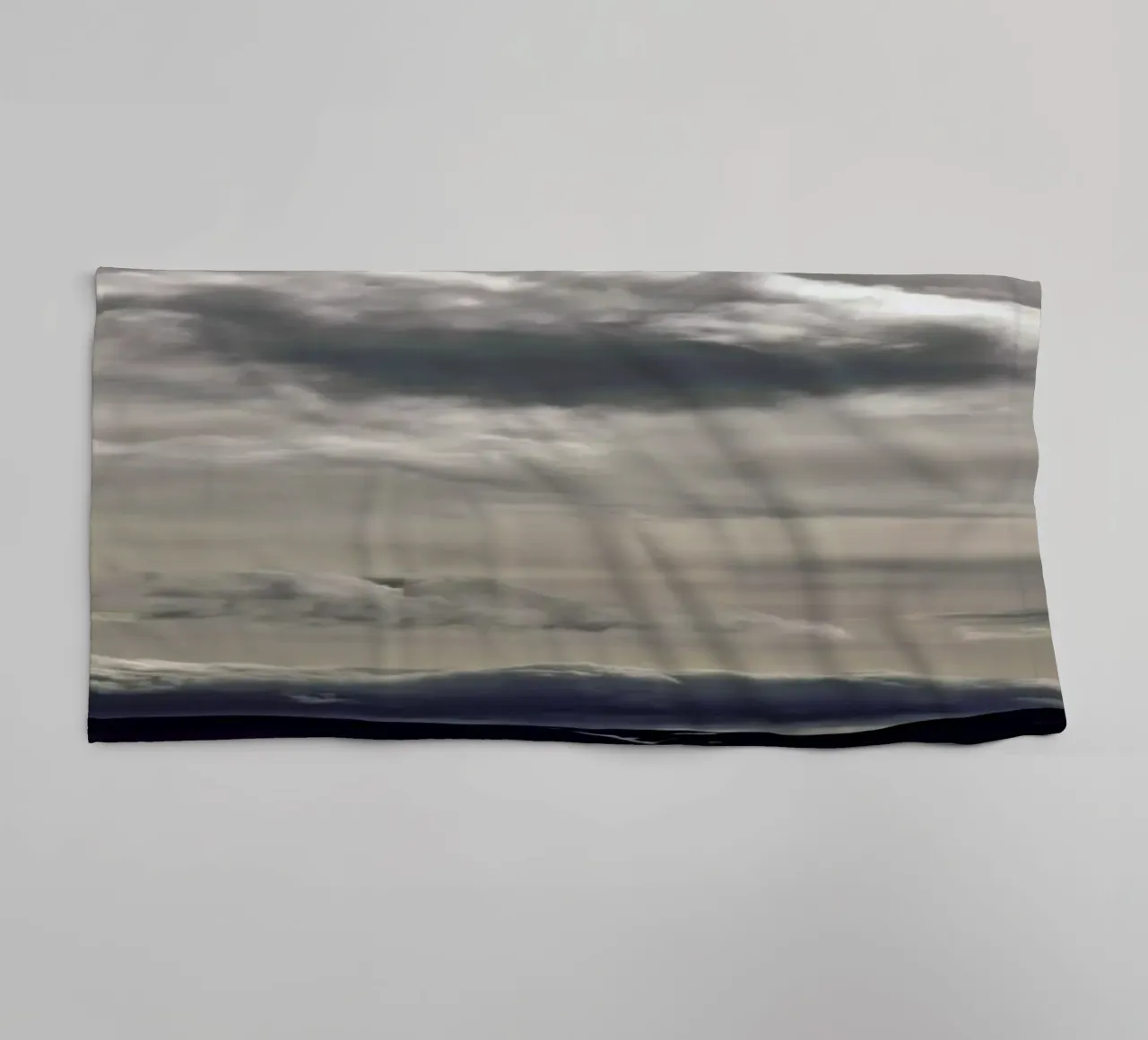 Clouds rolling over asciugamano da bagno da Nur Mut