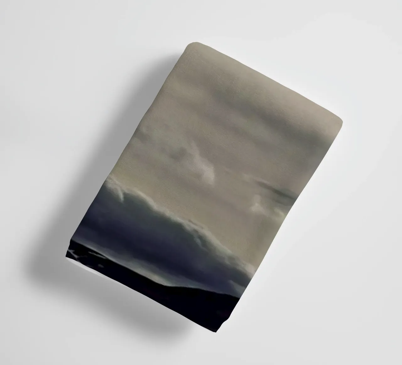 Clouds rolling over asciugamano da bagno da Nur Mut