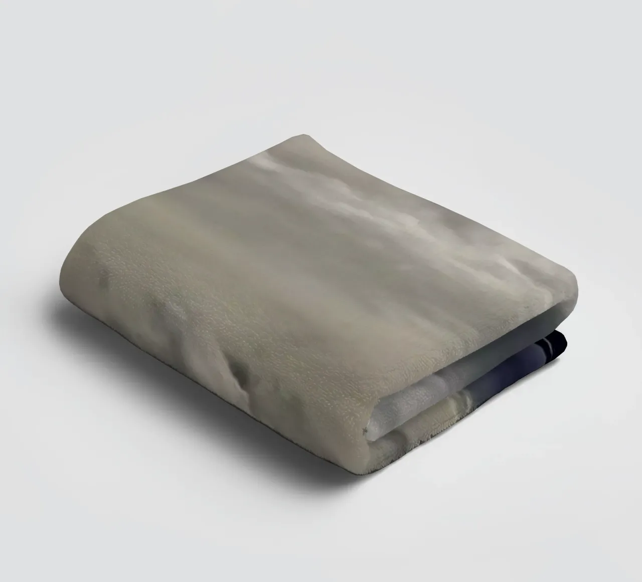 Clouds rolling over asciugamano da bagno da Nur Mut