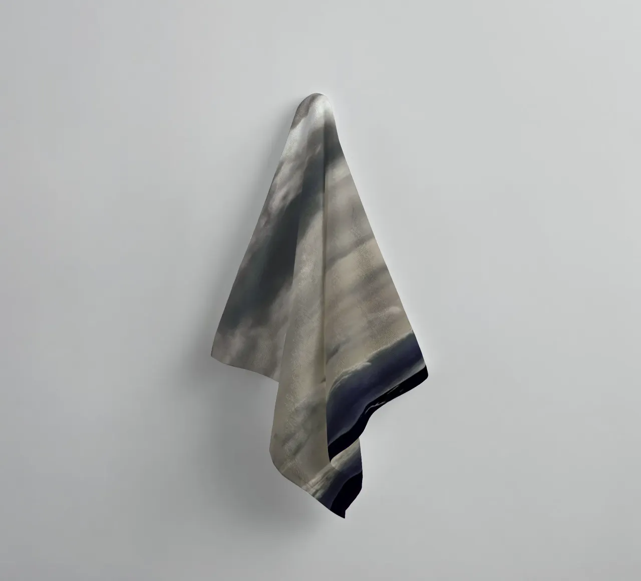 Clouds rolling over asciugamano da bagno da Nur Mut