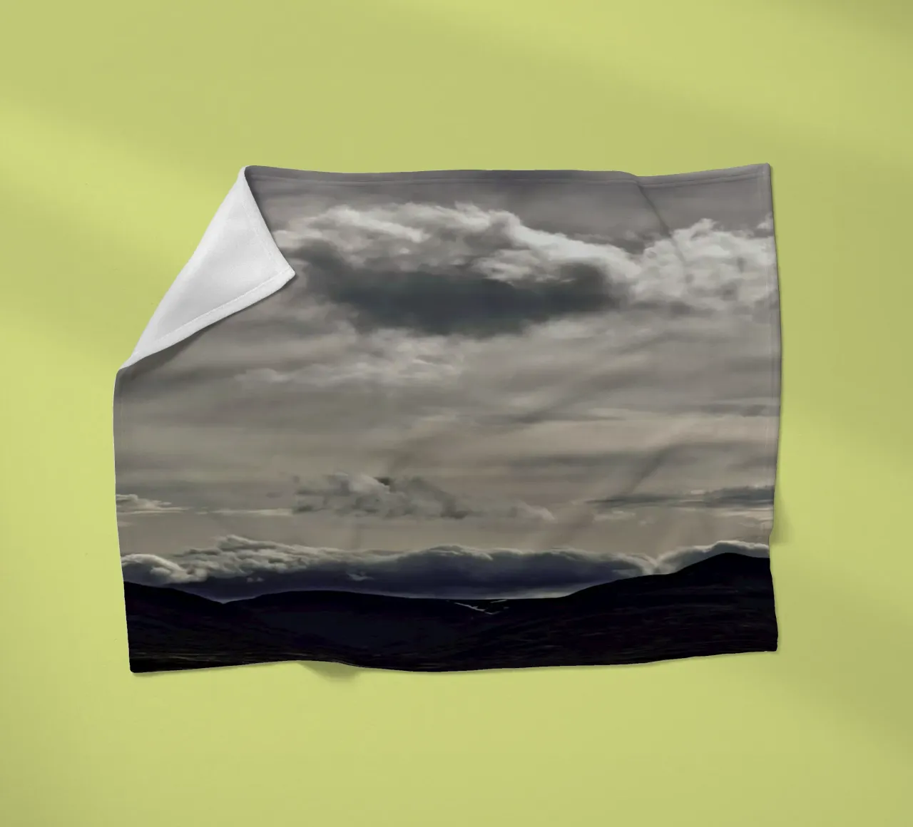 Clouds rolling over coperta in pile da Nur Mut