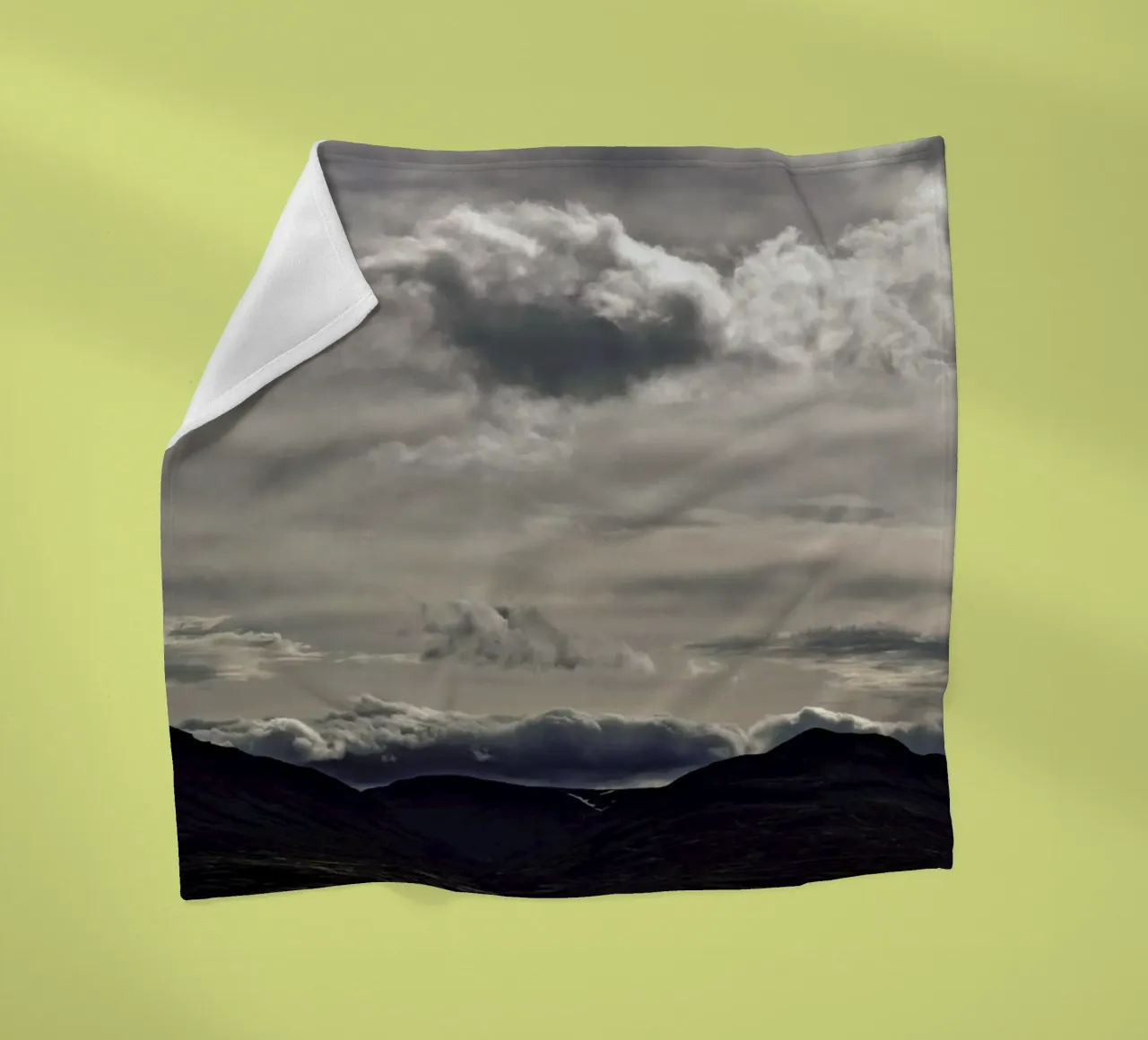 Clouds rolling over coperta in pile da Nur Mut