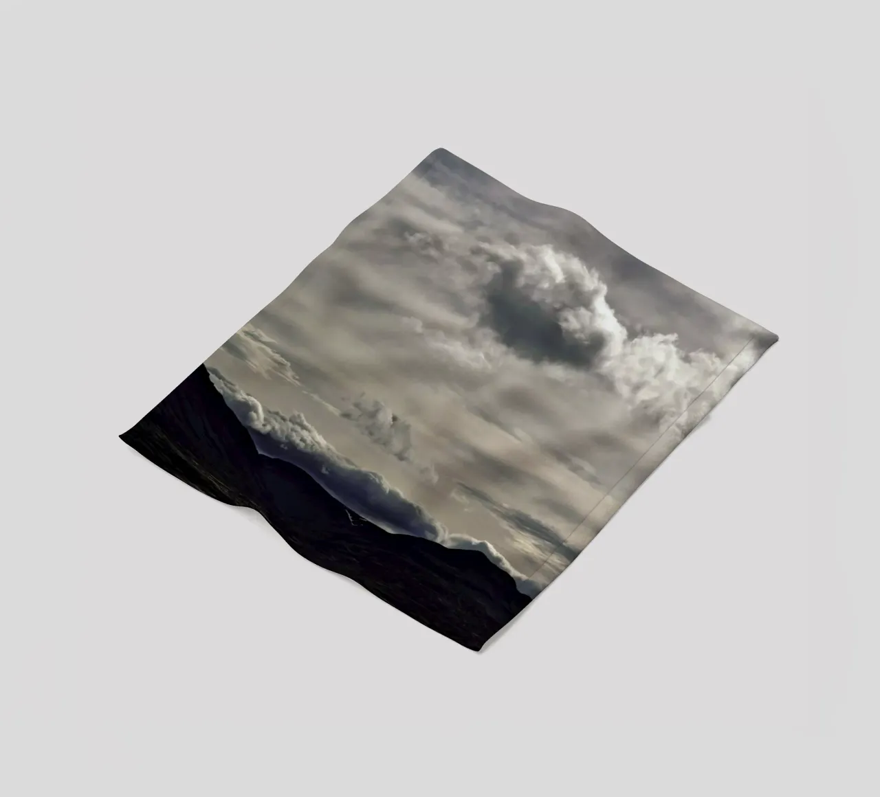 Clouds rolling over coperta in pile da Nur Mut