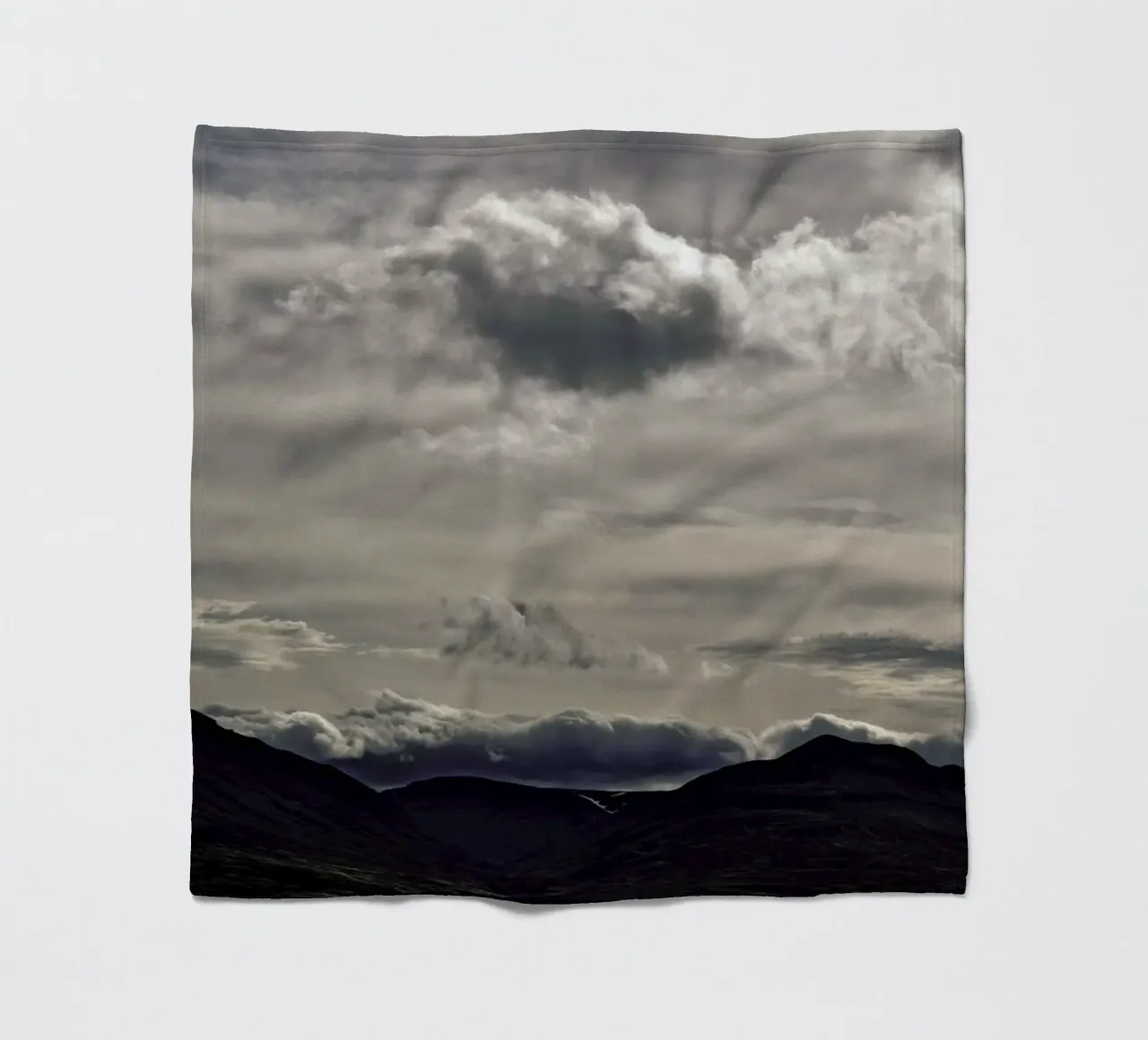 Clouds rolling over coperta in pile da Nur Mut