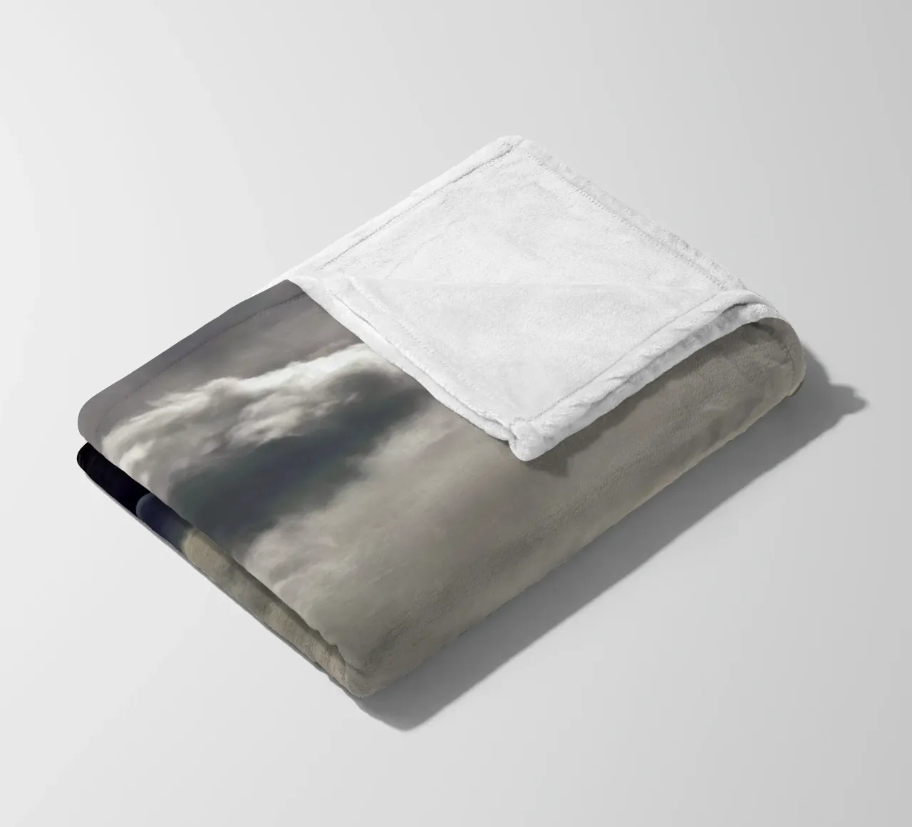 Clouds rolling over coperta in pile da Nur Mut