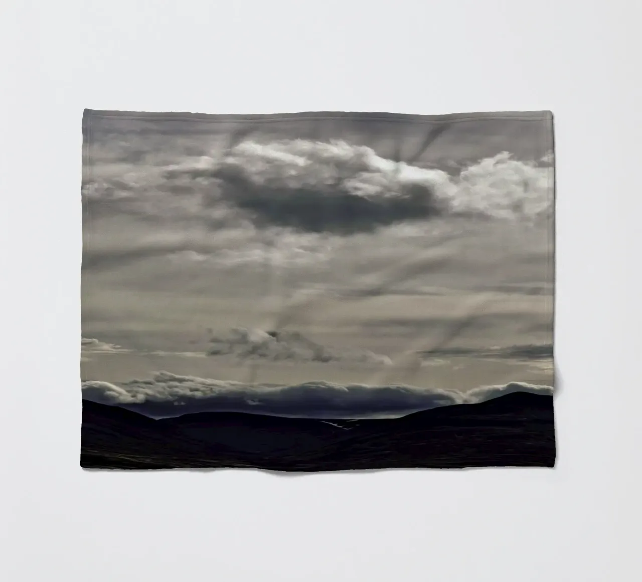 Clouds rolling over coperta in pile da Nur Mut