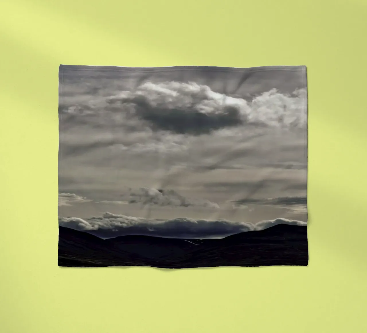 Clouds rolling over coperta in pile da Nur Mut