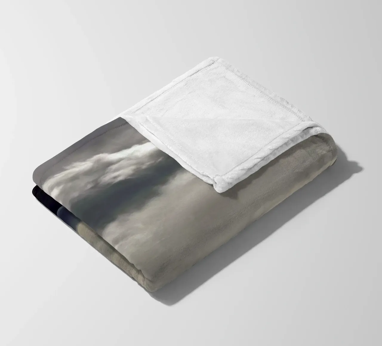 Clouds rolling over coperta in pile da Nur Mut