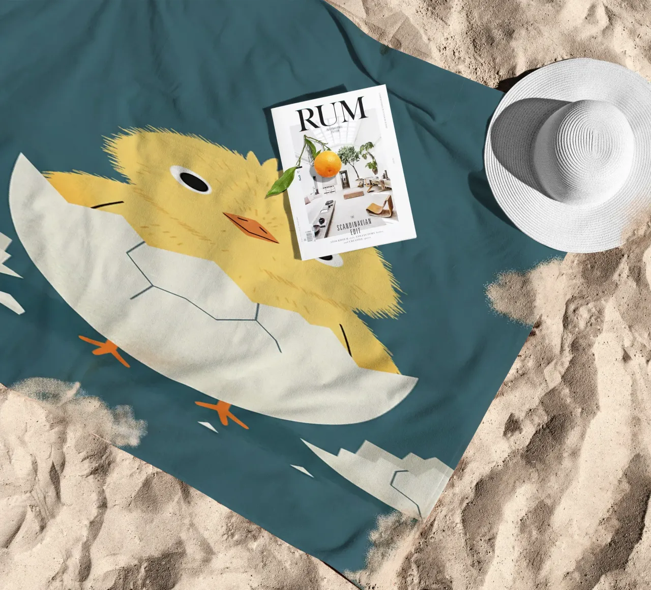 pulcino che esce dal guscio telo mare da The Little Animals Club