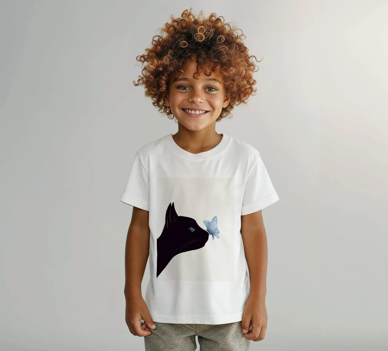 Gatto e farfalla t-shirt bambini da Nadjaa