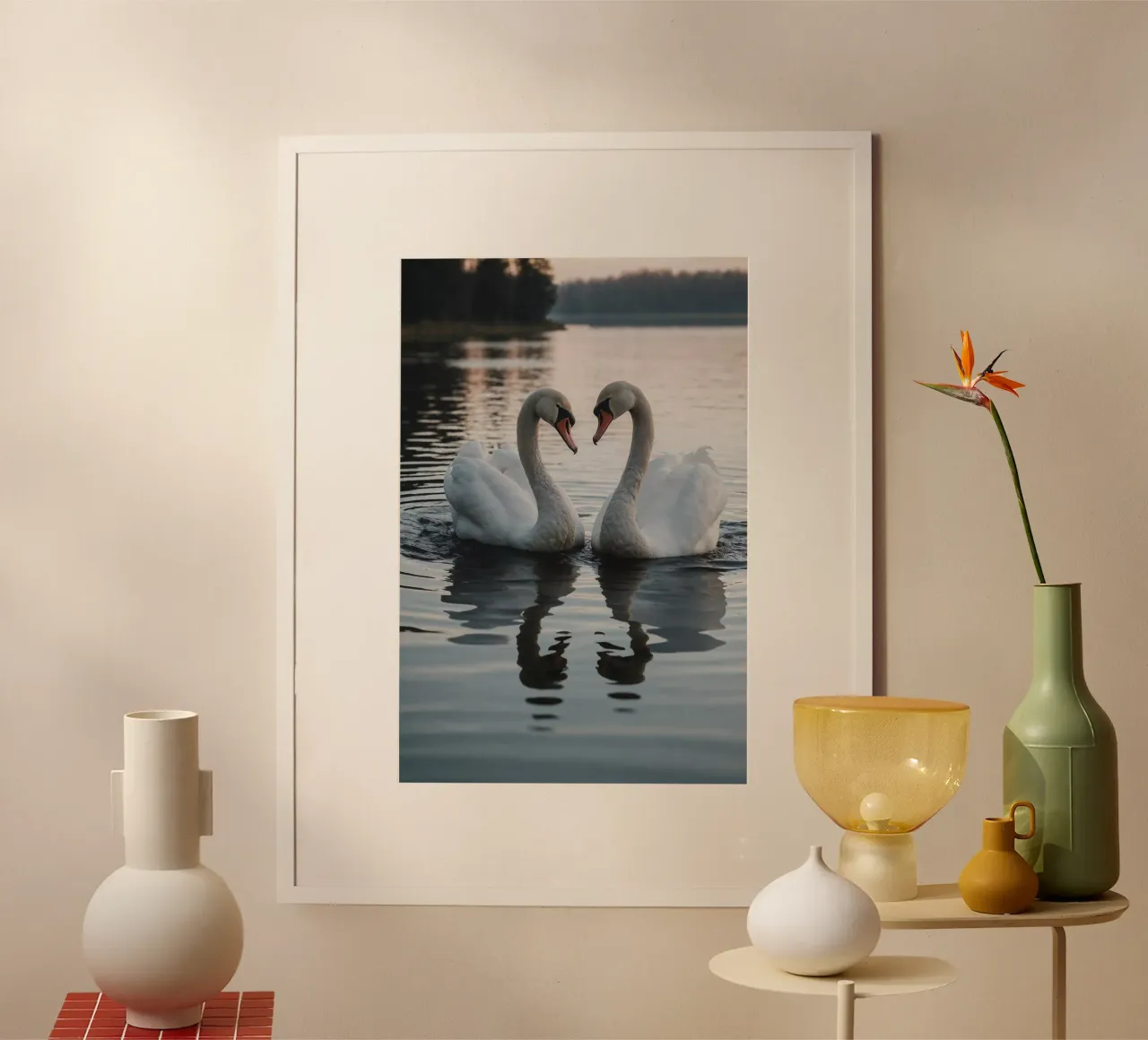 Cigni a forma di cuore su un lago calmo | Werk 1 | Limited poster con telaio in plastica da Paws & Portraits