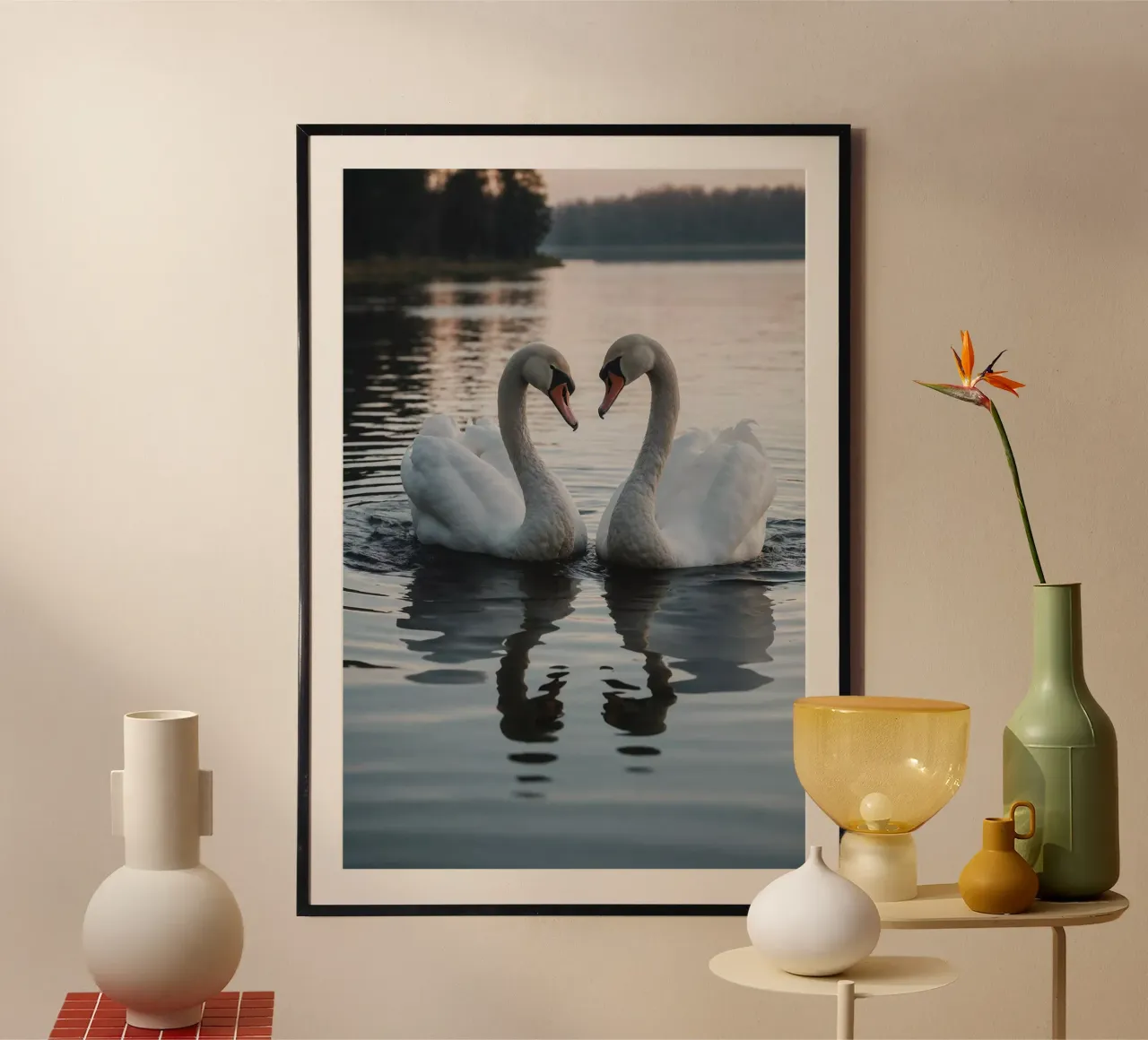 Cigni a forma di cuore su un lago calmo | Werk 1 | Limited poster con telaio in plastica da Paws & Portraits
