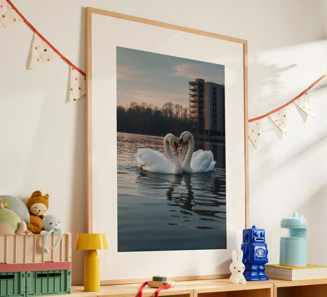 Zwanen tegen een stedelijke achtergrond in het meer | Werk 7 | Limited poster met aluminium frame van Paws & Portraits