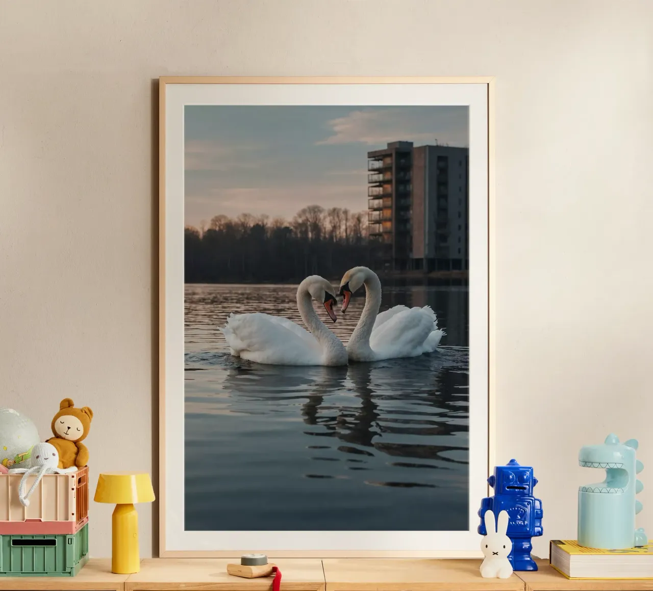 Zwanen tegen een stedelijke achtergrond in het meer | Werk 7 | Limited poster met aluminium frame van Paws & Portraits