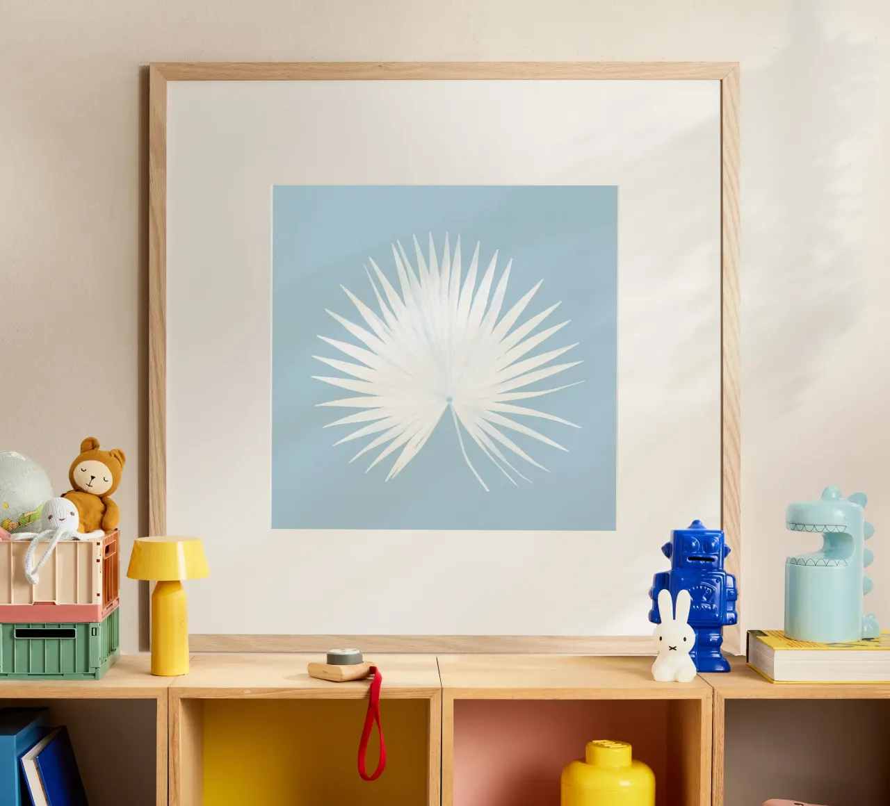 Foglia di palma bianca I poster con telaio in alluminio da Kathrin Pienaar