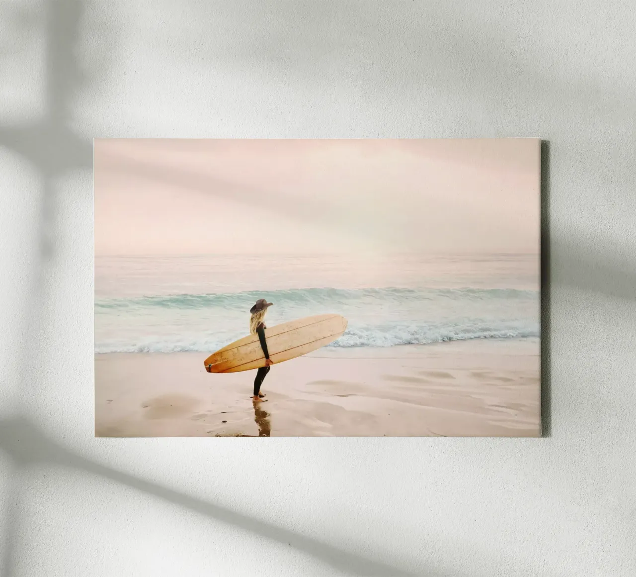 Cowgirl surfista tela con Cornice a cassetta da Kathrin Pienaar