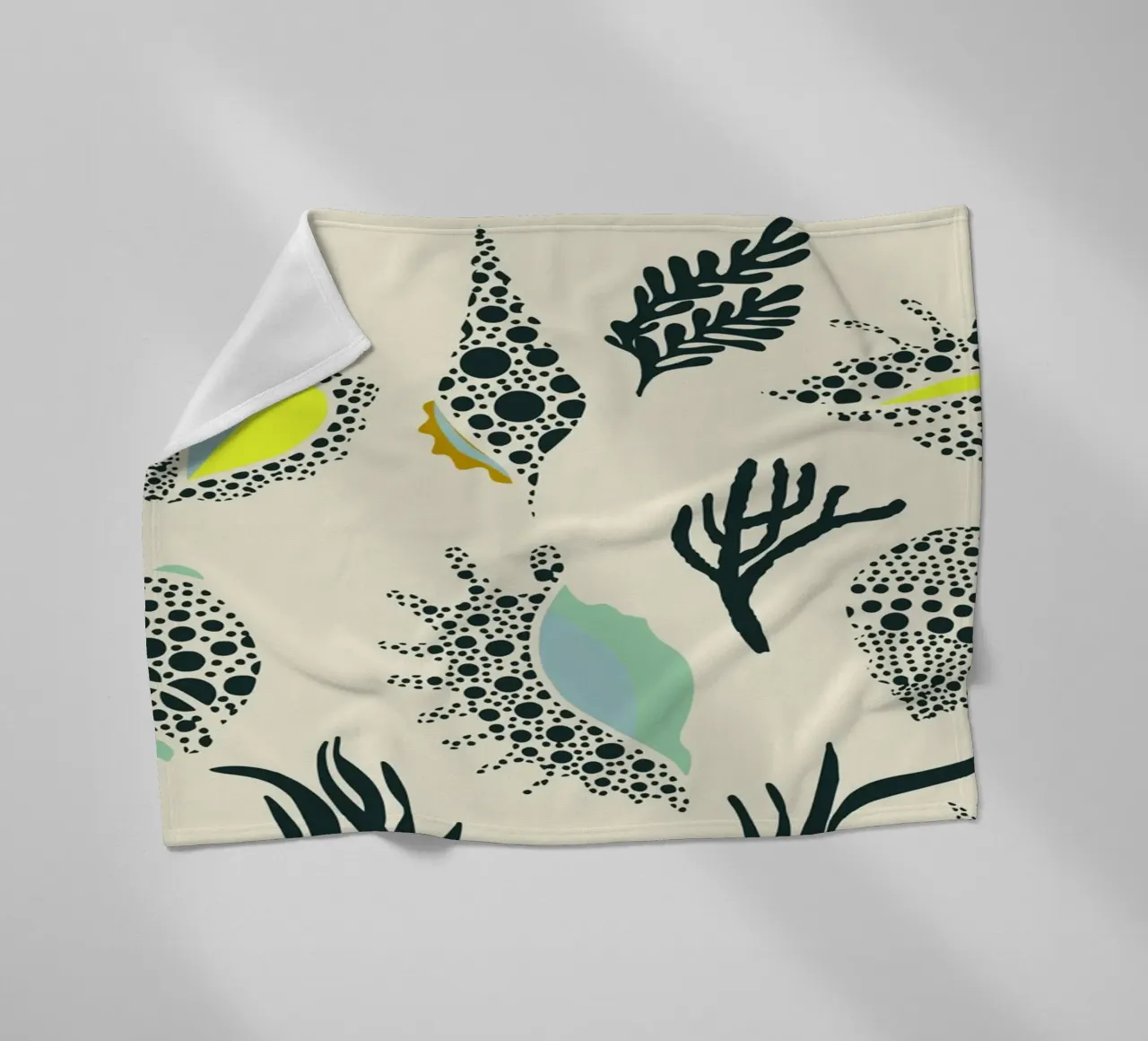 Ipanema Beach Muschelmuster Fleecedecke von annick