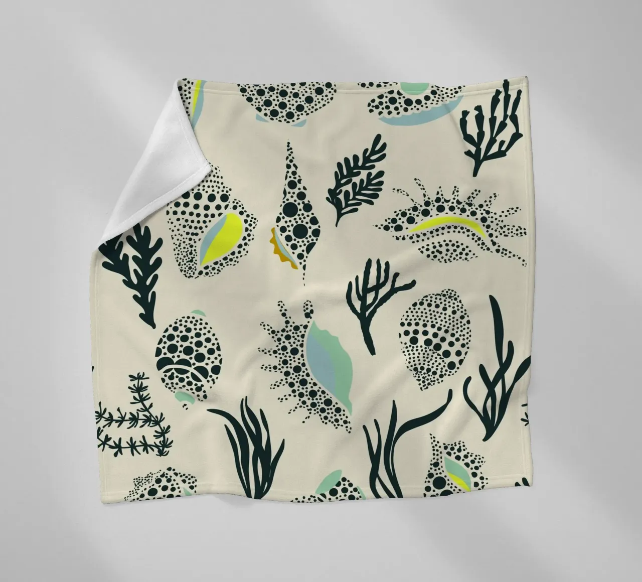 Ipanema Beach Muschelmuster Fleecedecke von annick