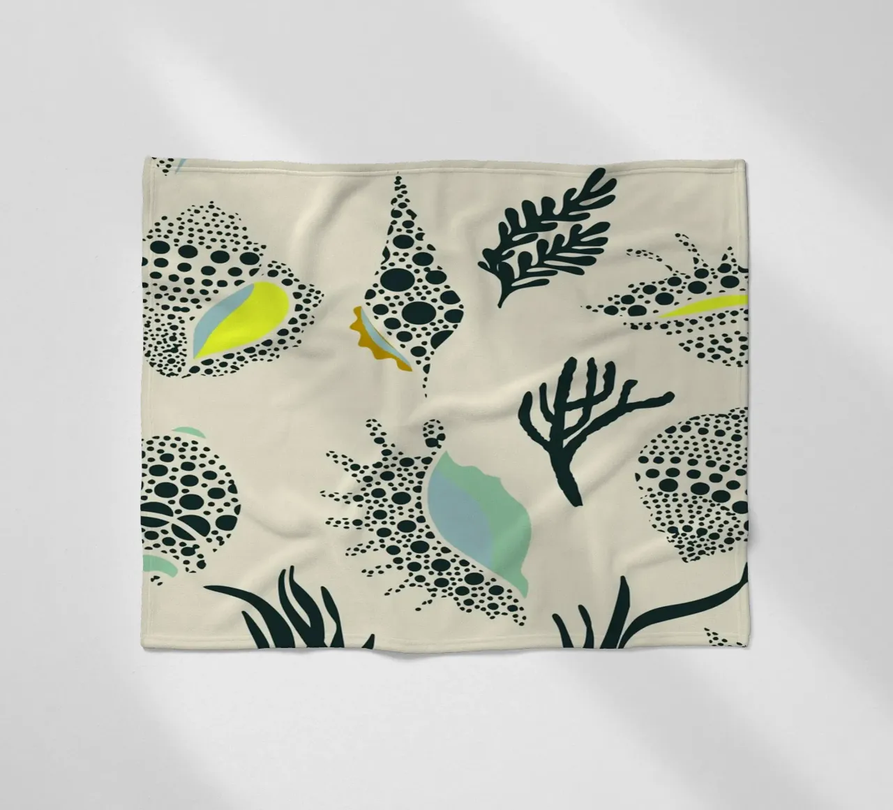 Ipanema Beach Muschelmuster Fleecedecke von annick