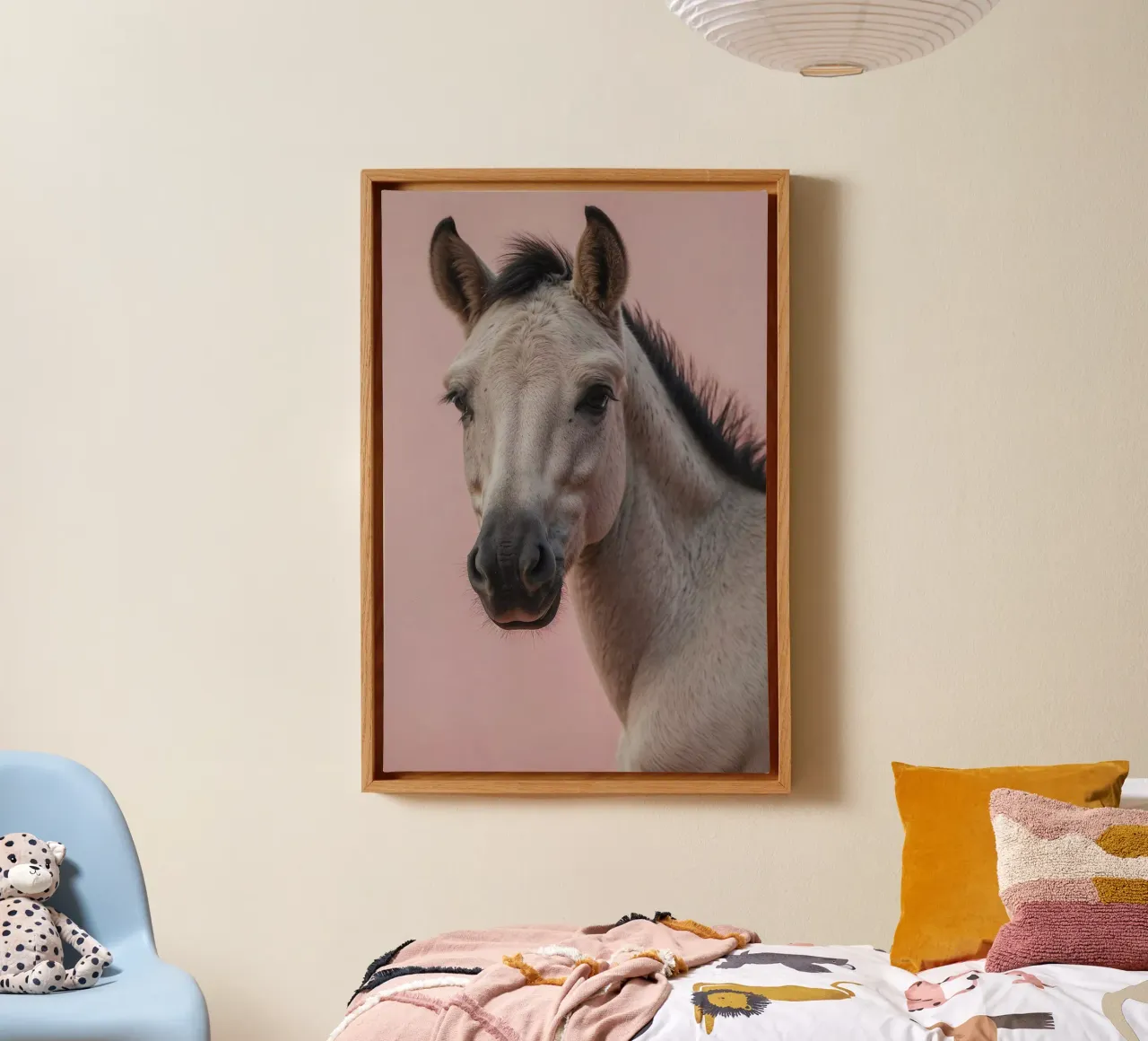 Porträt eines Fohlens vor rosa Hintergrund | Werk 41 Leinwand mit Schattenfugenrahmen von Paws & Portraits