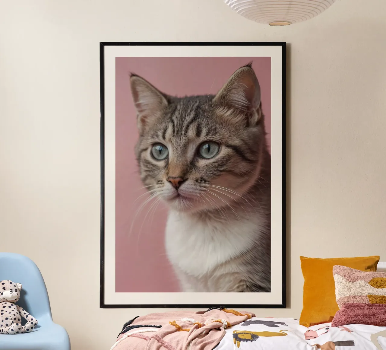 Ritratto di un giovane gatto con gli occhi azzurri | Lavoro 42 poster con telaio in alluminio da Paws & Portraits