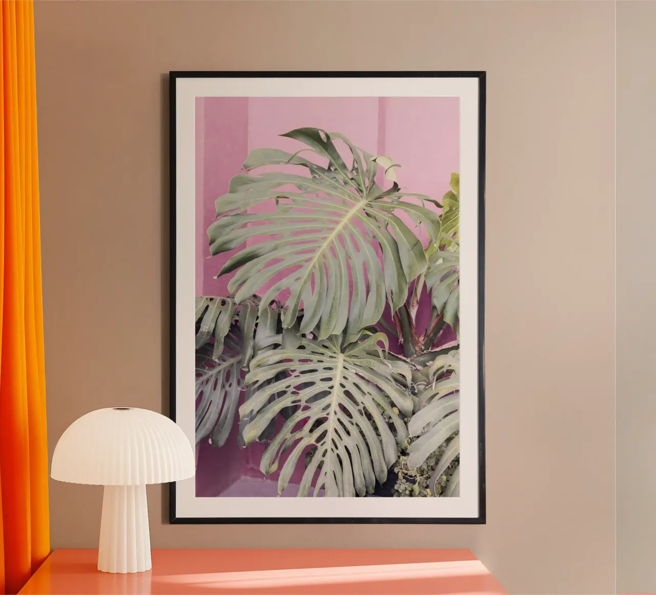 Monstera leaf La Muralla poster con telaio in legno da Kathrin Pienaar