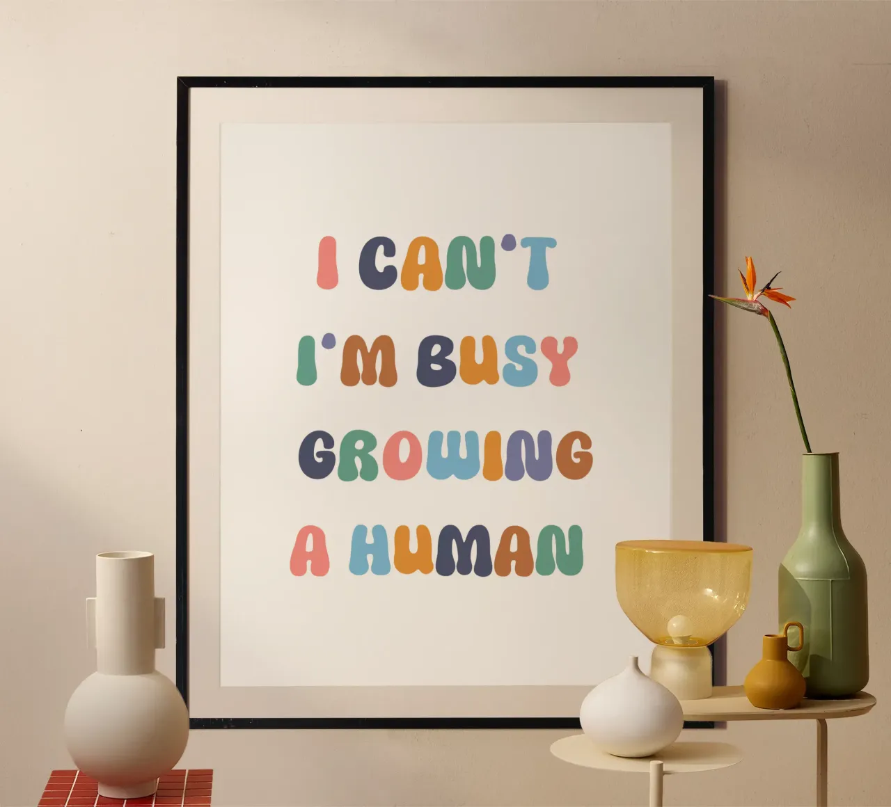 Un piccolo uomo, un grande lavoro poster con telaio in plastica da DesignArt