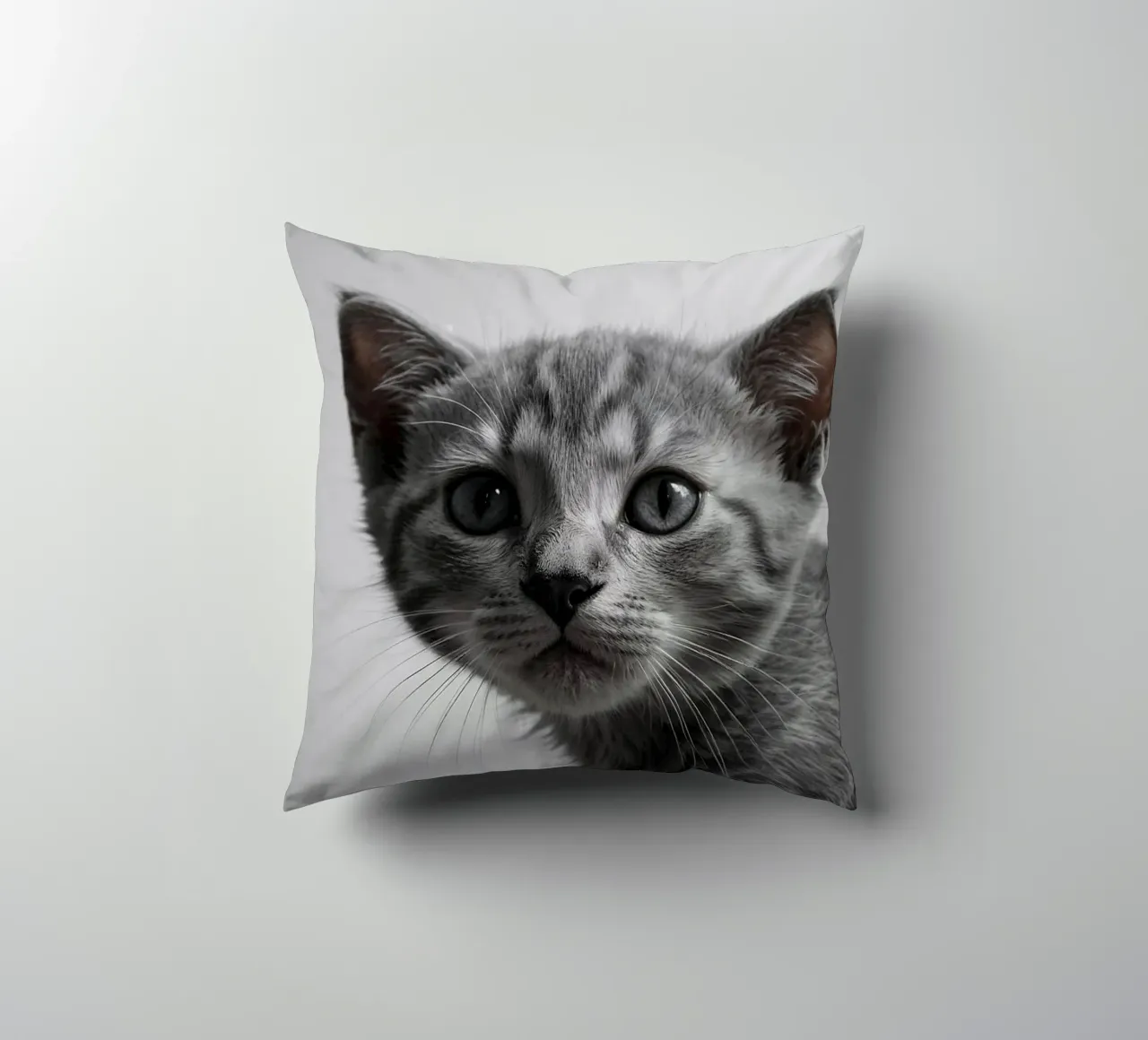 Ritratto di un gattino grigio con occhi intensi | Lavoro 47 cuscino da Paws & Portraits