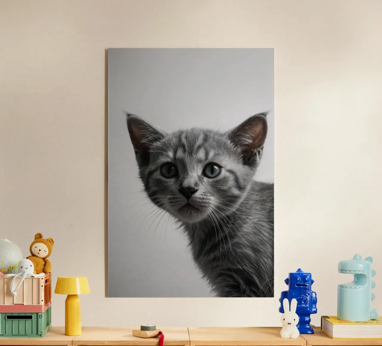 Ritratto di un gattino grigio con occhi intensi | Lavoro 47 plexiglass da Paws & Portraits