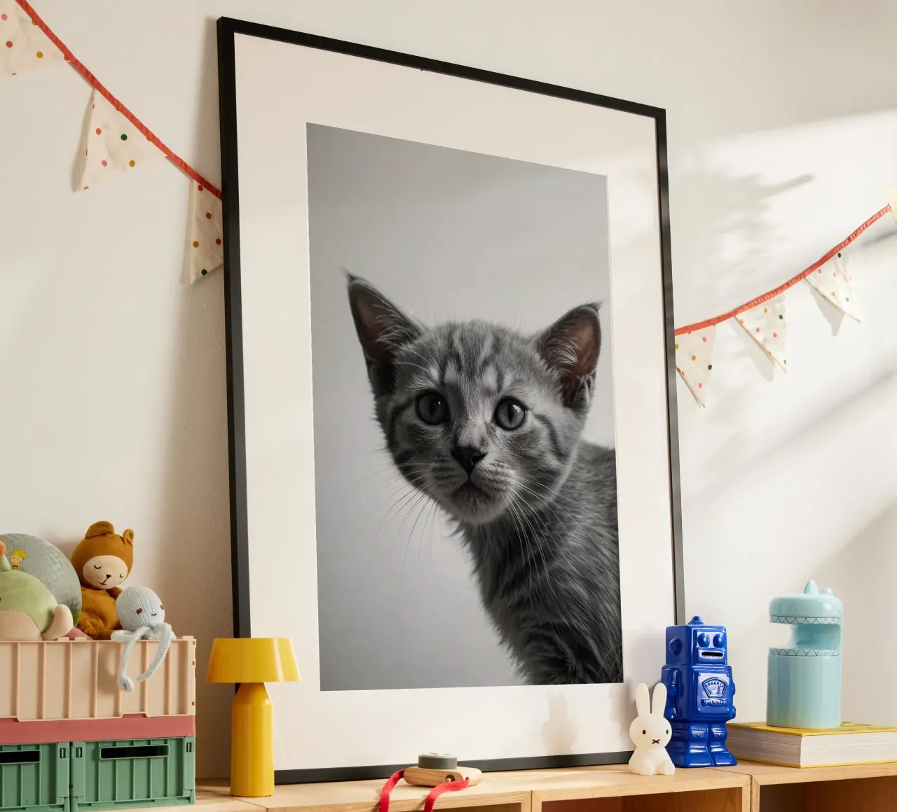 Portrait d'un chaton gris avec des yeux intenses | Oeuvre 47 hahnemühle de Paws & Portraits