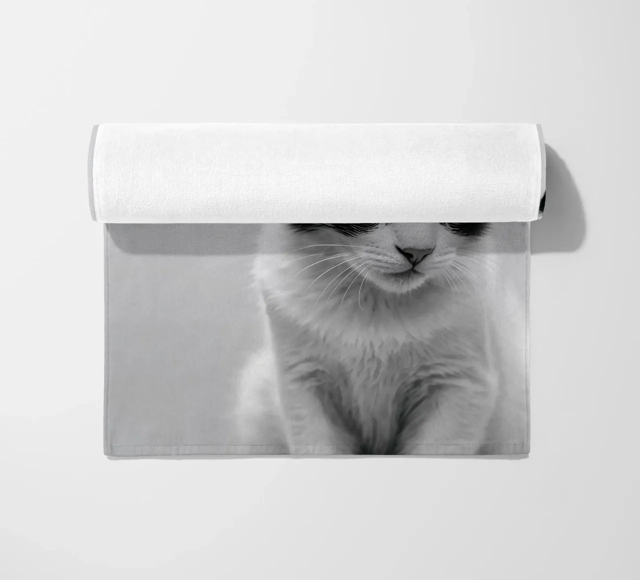 Ritratto in bianco e nero di un giovane gatto | Werk 52 telo mare da Paws & Portraits