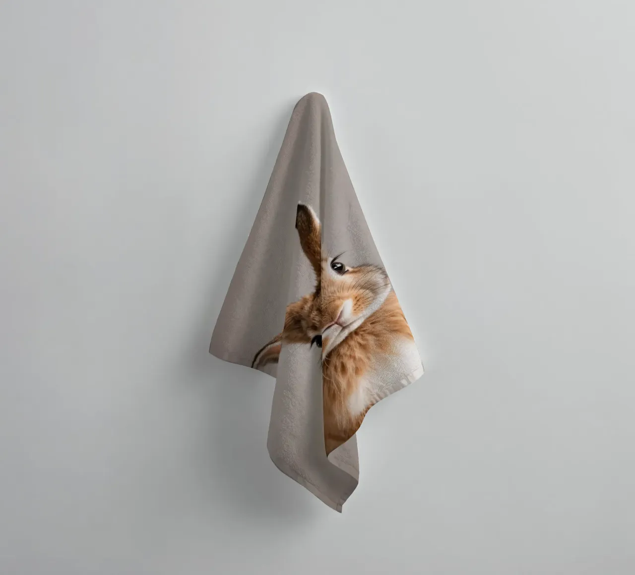 Ritratto di un coniglio curioso | Opera 53 asciugamano da bagno da Paws & Portraits