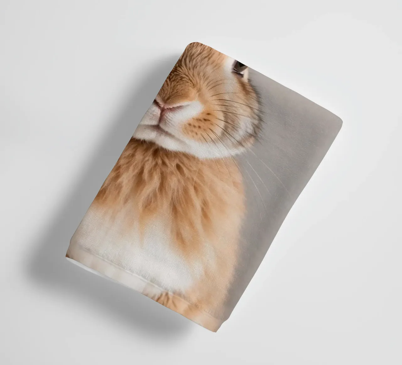 Ritratto di un coniglio curioso | Opera 53 asciugamano da bagno da Paws & Portraits