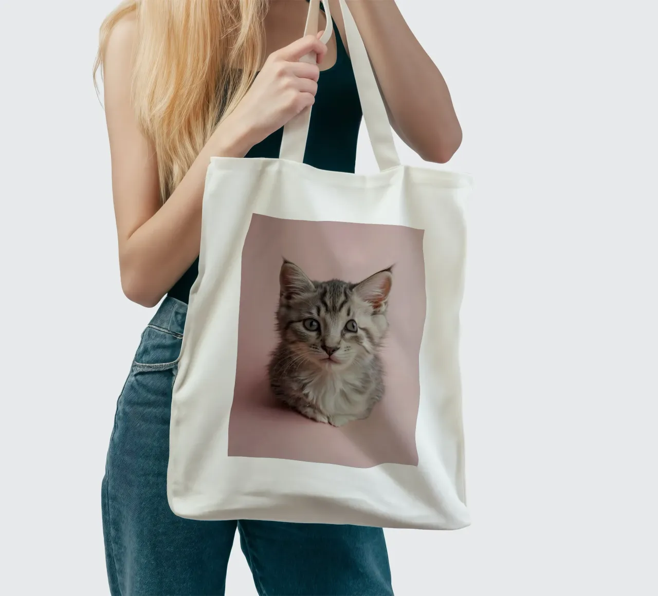 Porträt eines Kätzchens auf rosa Hintergrund | Werk 55 Jutebeutel von Paws & Portraits
