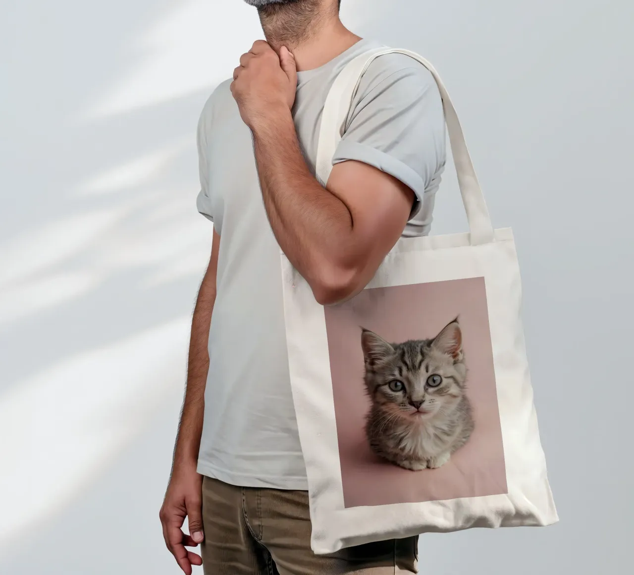 Porträt eines Kätzchens auf rosa Hintergrund | Werk 55 Jutebeutel von Paws & Portraits