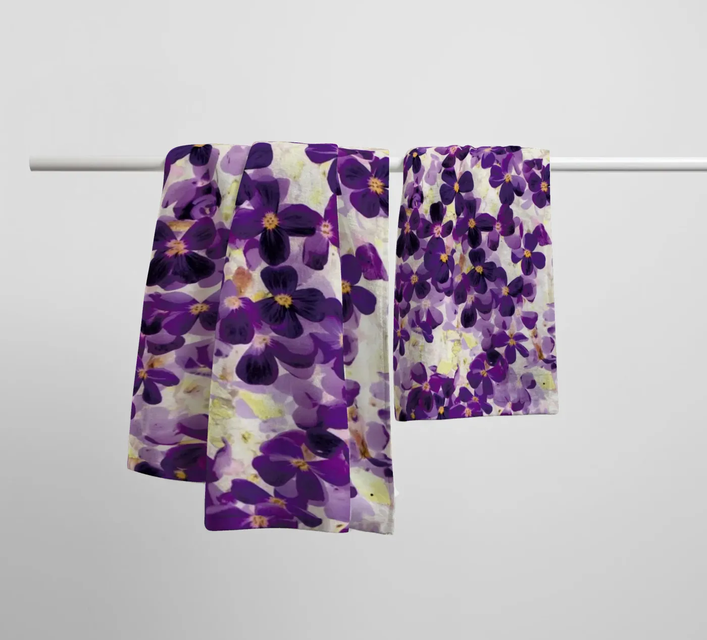 Violet Bloom badhanddoek van Amy Sia