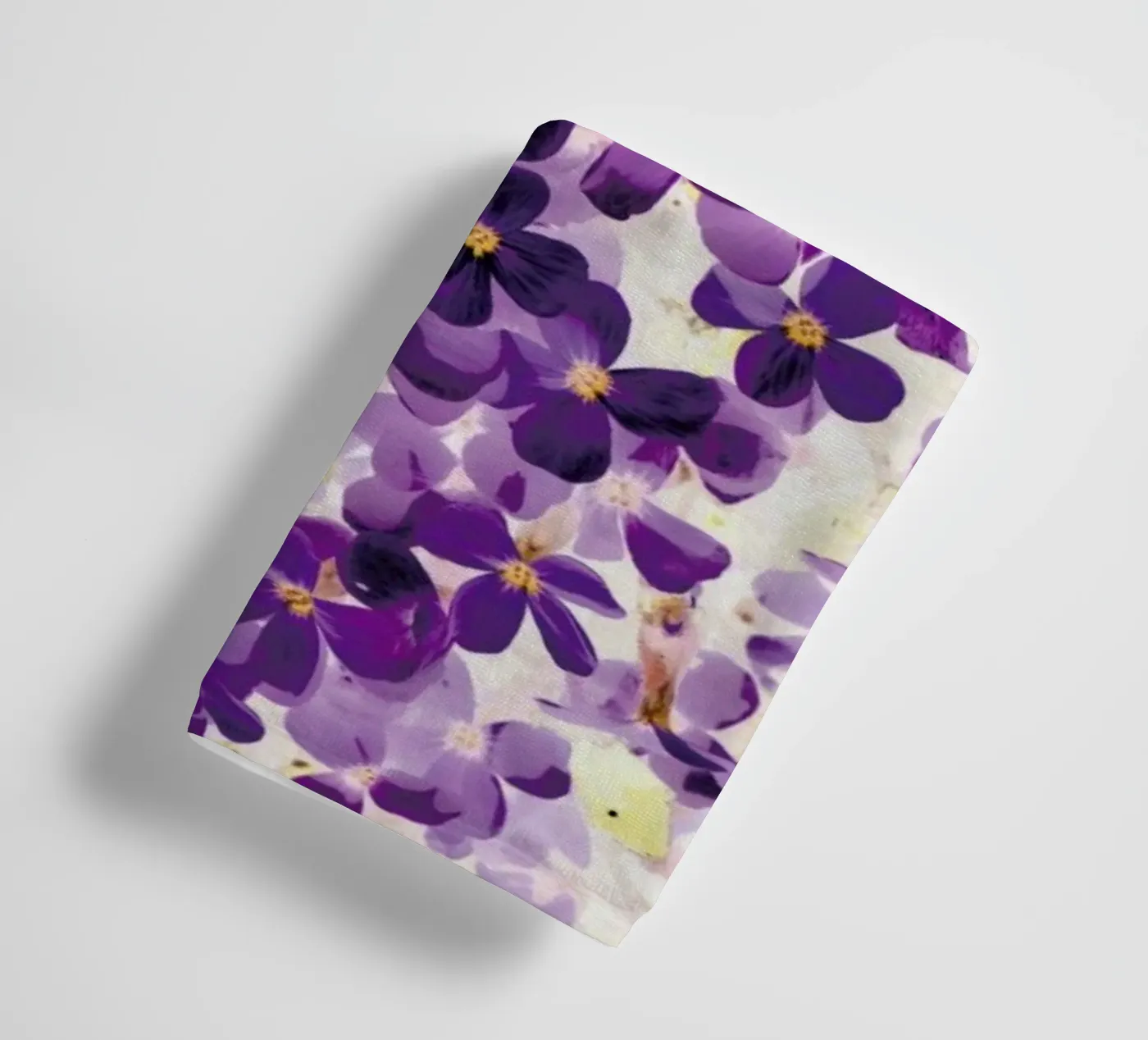 Violet Bloom badhanddoek van Amy Sia