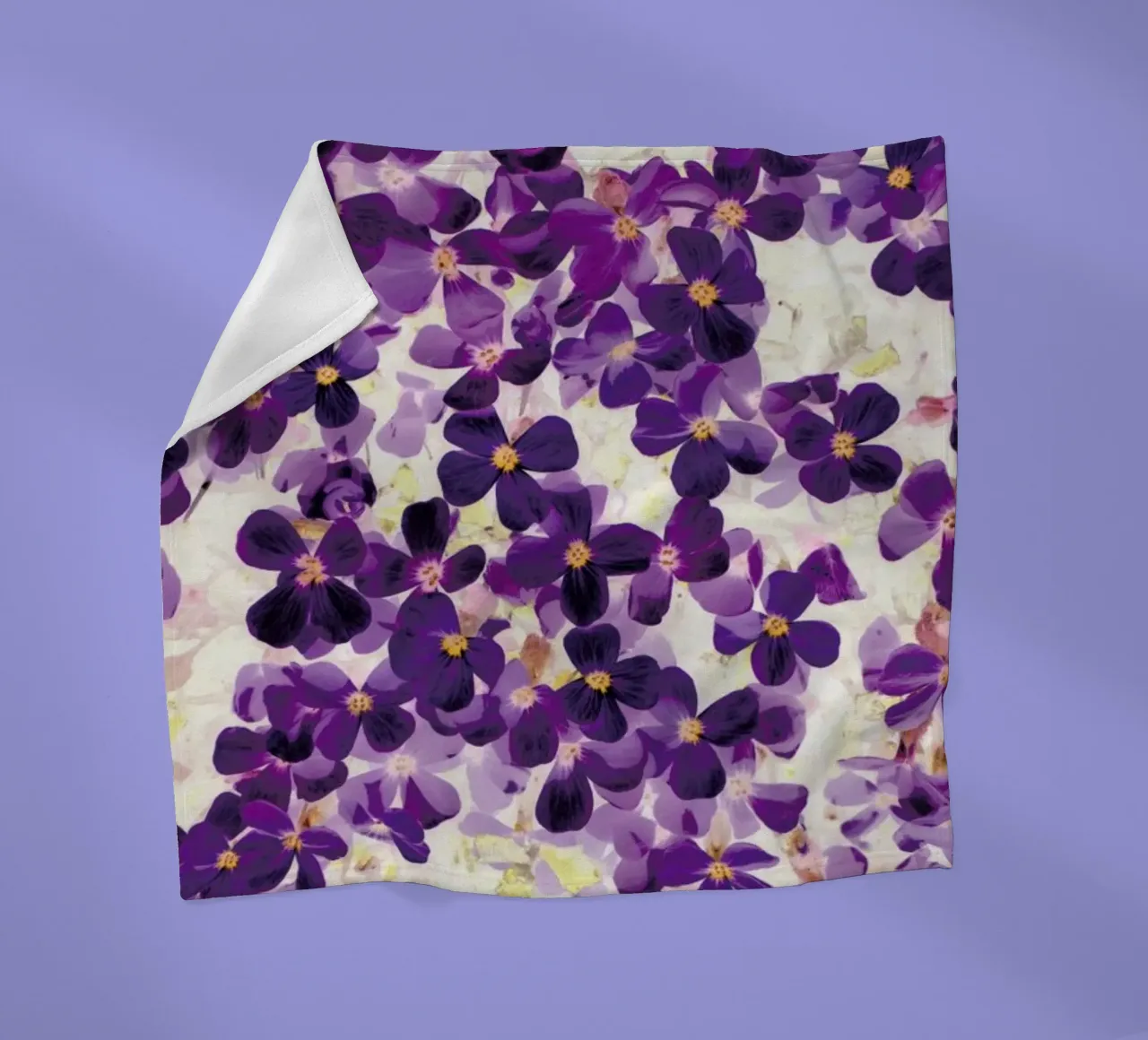 Violet Bloom Fleecedecke von Amy Sia