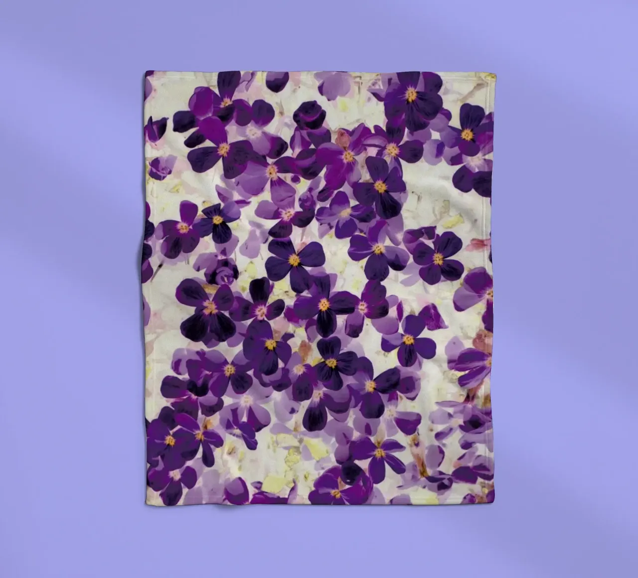 Violet Bloom Fleecedecke von Amy Sia