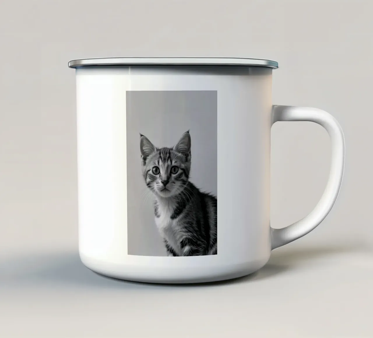 Ritratto di un gattino curioso | Opera 59 tazza in smalto da Paws & Portraits