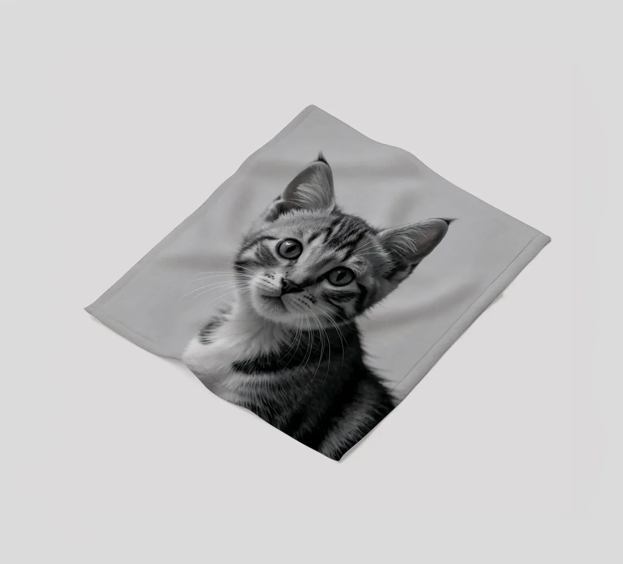 Porträt eines neugierigen Kätzchens | Werk 59 Fleecedecke von Paws & Portraits