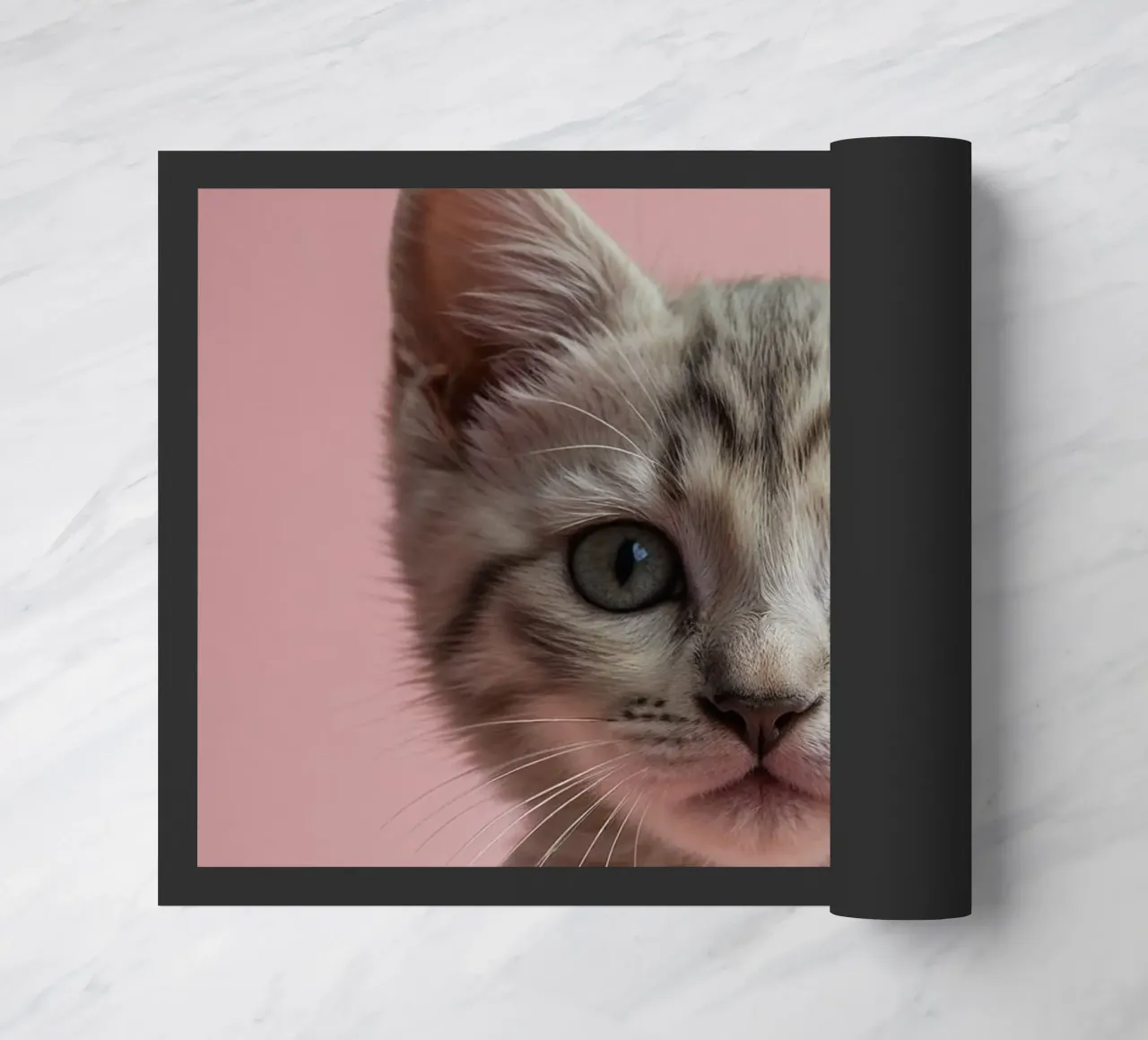 Ritratto di un gattino curioso | Opera 64 zerbino da Paws & Portraits