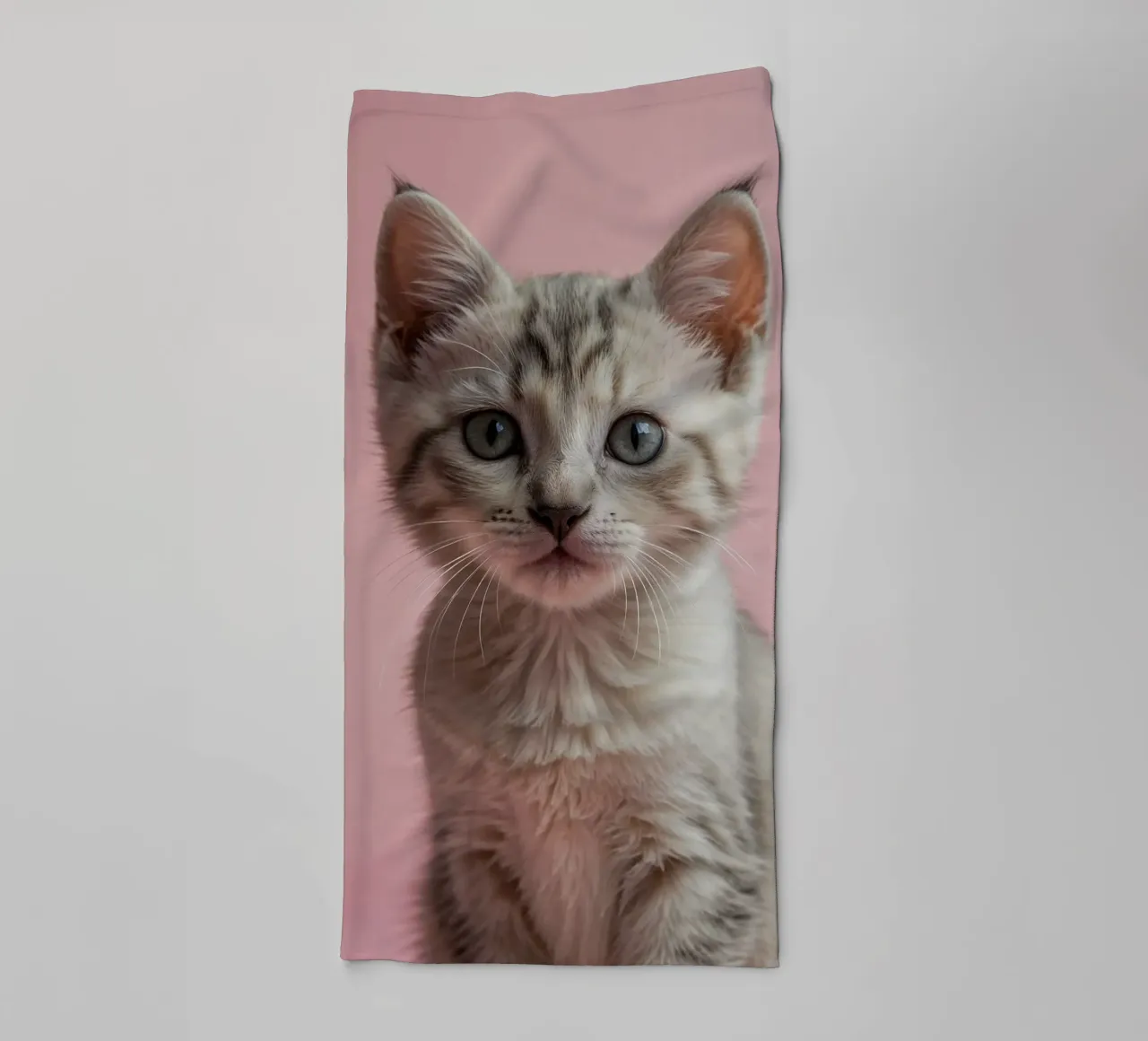 Portrait d'un chaton curieux | Oeuvre 64 serviette de bain de Paws & Portraits