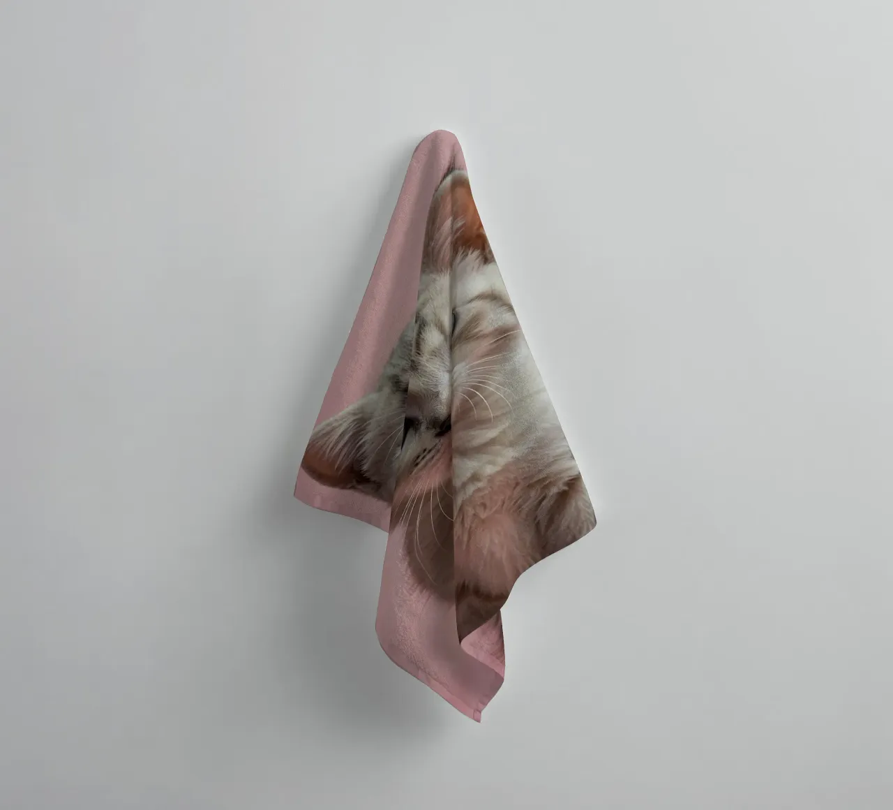 Portrait d'un chaton curieux | Oeuvre 64 serviette de bain de Paws & Portraits