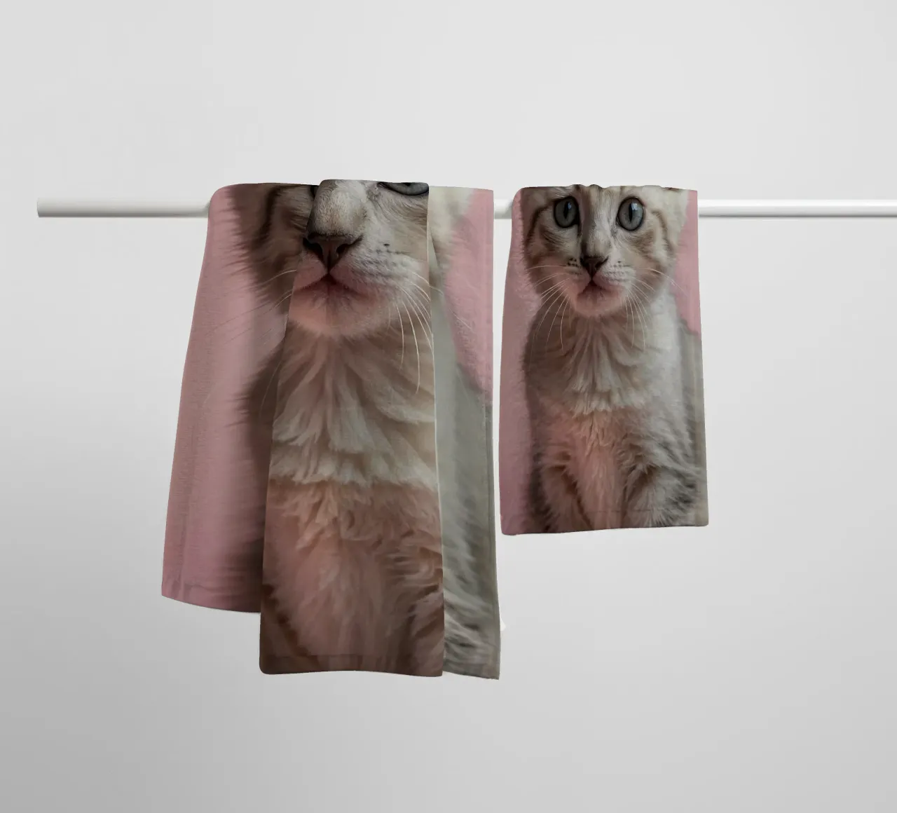Portrait d'un chaton curieux | Oeuvre 64 serviette de bain de Paws & Portraits