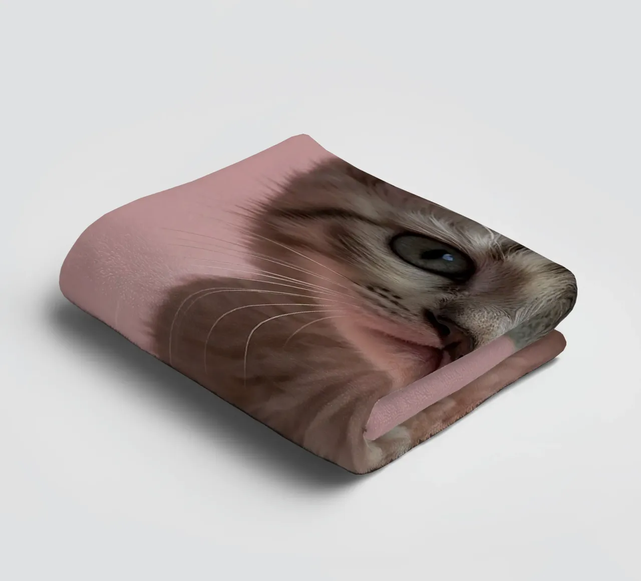 Portrait d'un chaton curieux | Oeuvre 64 serviette de bain de Paws & Portraits