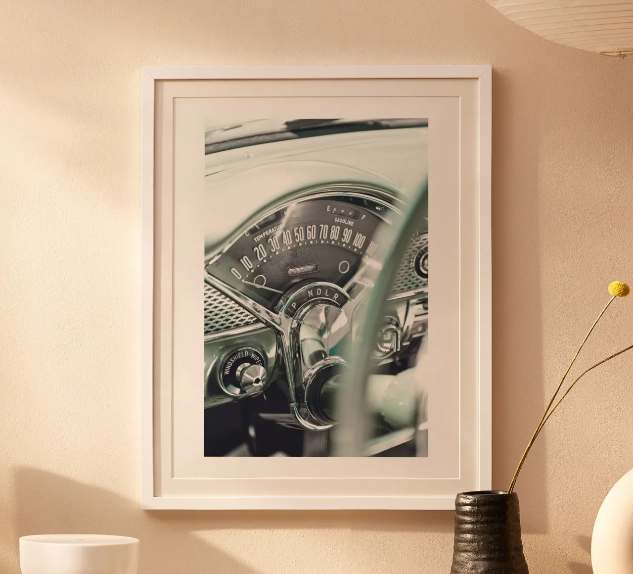 Cruscotto retrò - Arte dell'auto d'epoca poster con telaio in plastica da Whole©