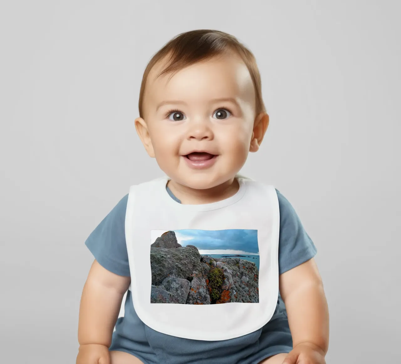 SOLIDE WIE EIN FELS. Babylätzchen von TYPOGRAPHY BY THIERRY VOBMANN