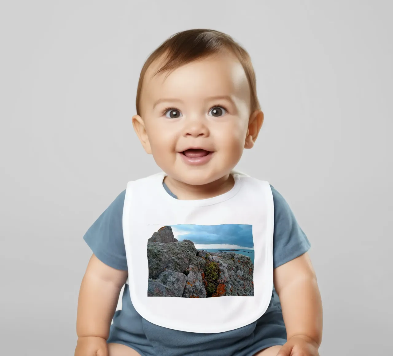 SOLIDE WIE EIN FELS. Babylätzchen von TYPOGRAPHY BY THIERRY VOBMANN