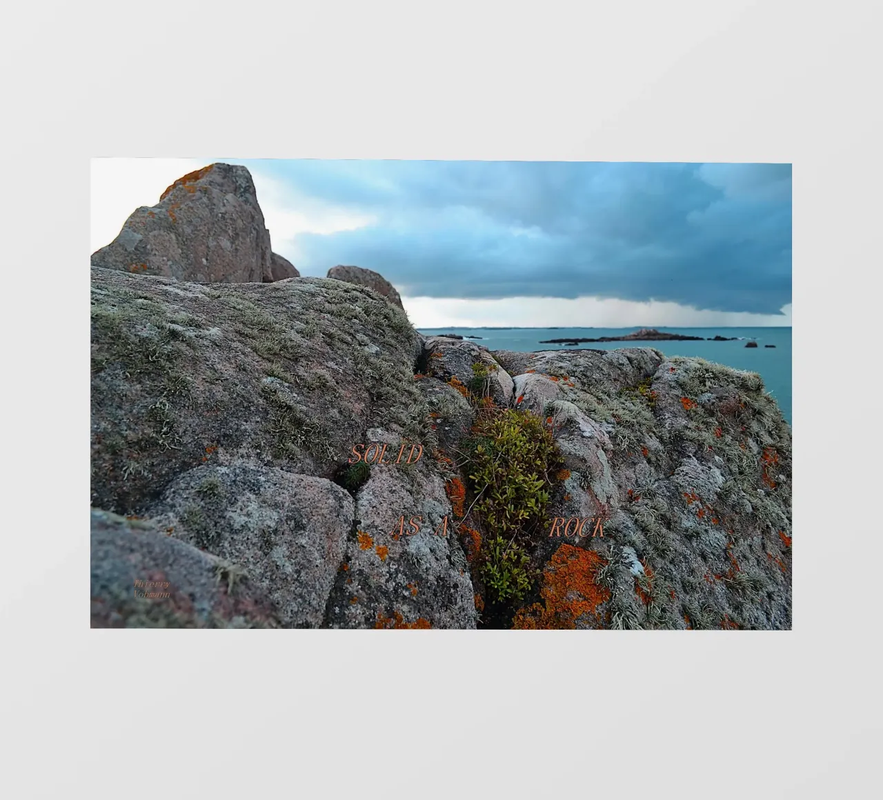 STEVIG ALS EEN ROTS. fotobehang van TYPOGRAPHY BY THIERRY VOBMANN